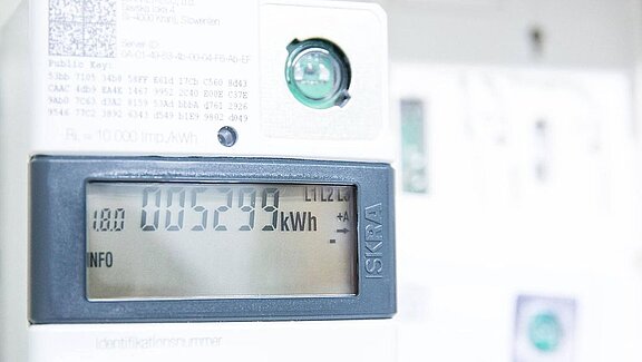 2023-01-11-digitaler-stromzaehler-mit-smart-meter.jpg  