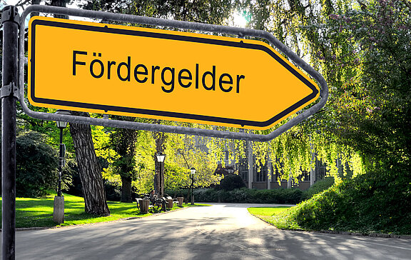 Strassenschild_25-Foerdergelder_Fotolia_74973385_Thomas_Reimer.jpg  