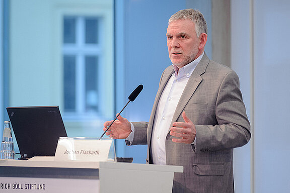 Umweltstaaatssekretär Jochen Flasbarth redet. Foto: Stephan Röhl (CC BY-SA 2.0) 