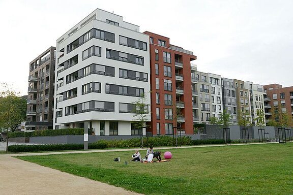 Mehrfamilienhaus, davor Wiese